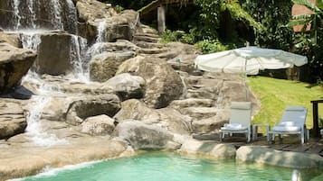 2 udendørs pools, parasoller, liggestole