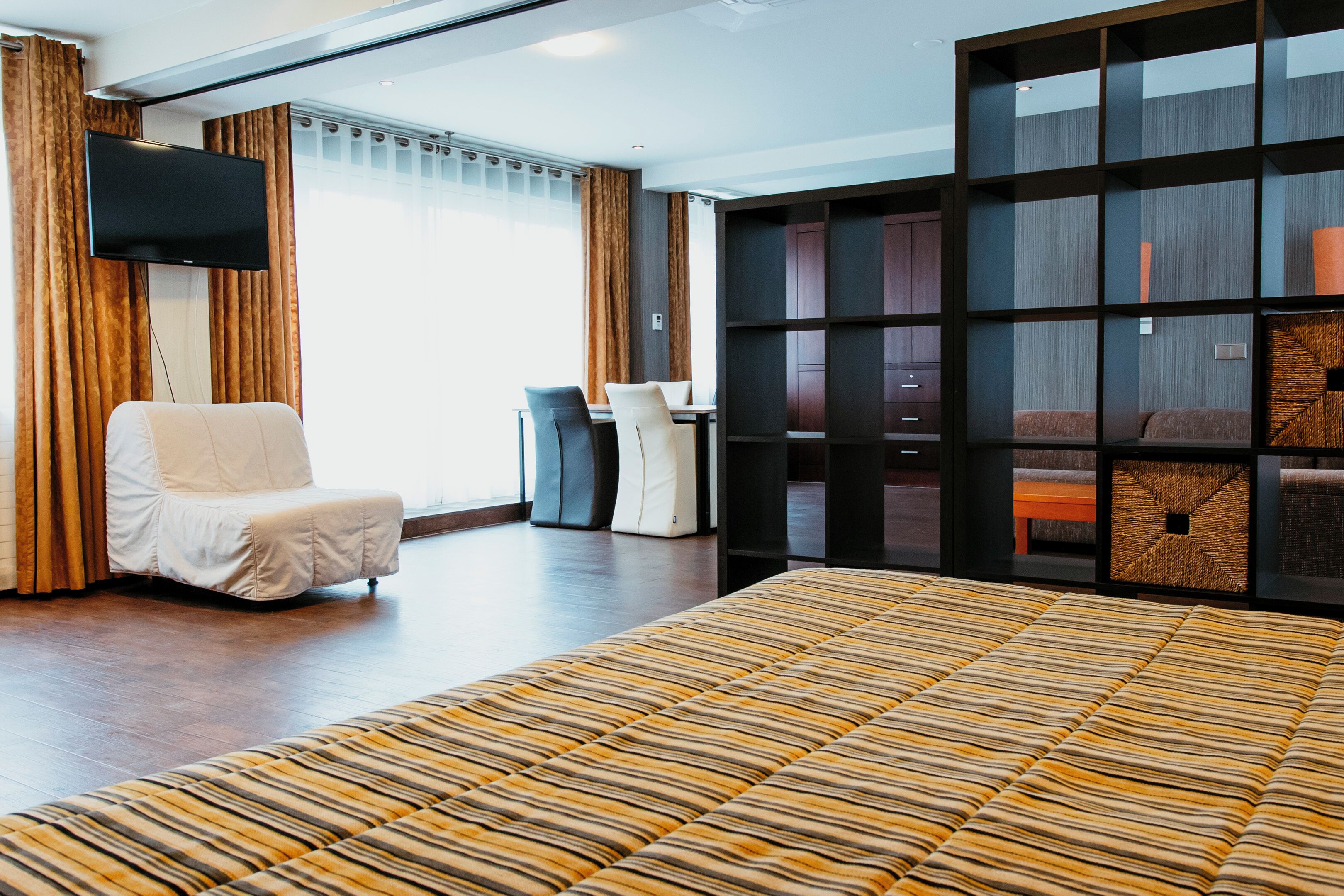 family room | in-room safe, free wifi, bed sheets