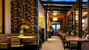 朝食、ランチ、ディナーに営業
