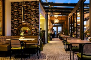 供应早餐、午餐和晚餐