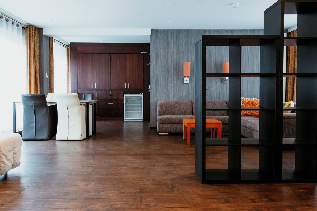 family room | in-room safe, free wifi, bed sheets