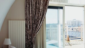 Master Suite | セーフティボックス (室内)、WiFi (無料)、ベッドシーツ
