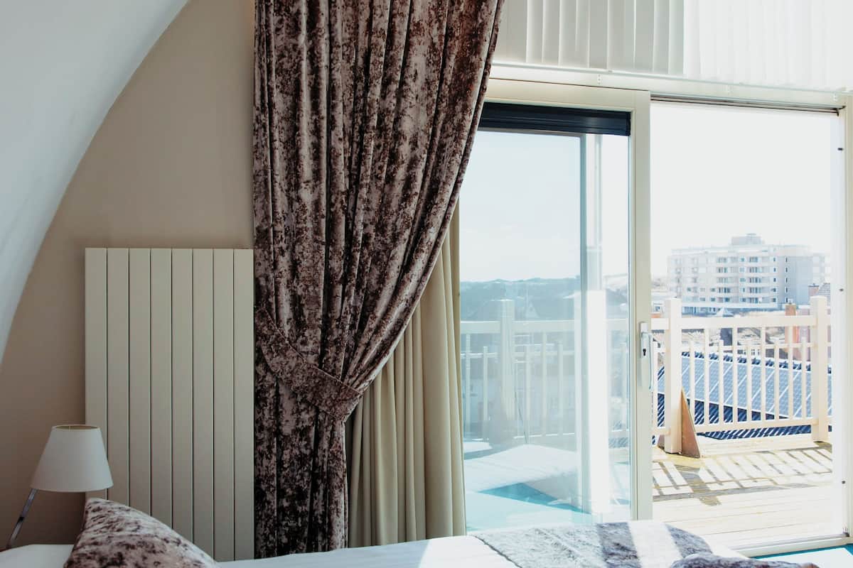 master suite | in-room safe, free wifi, bed sheets