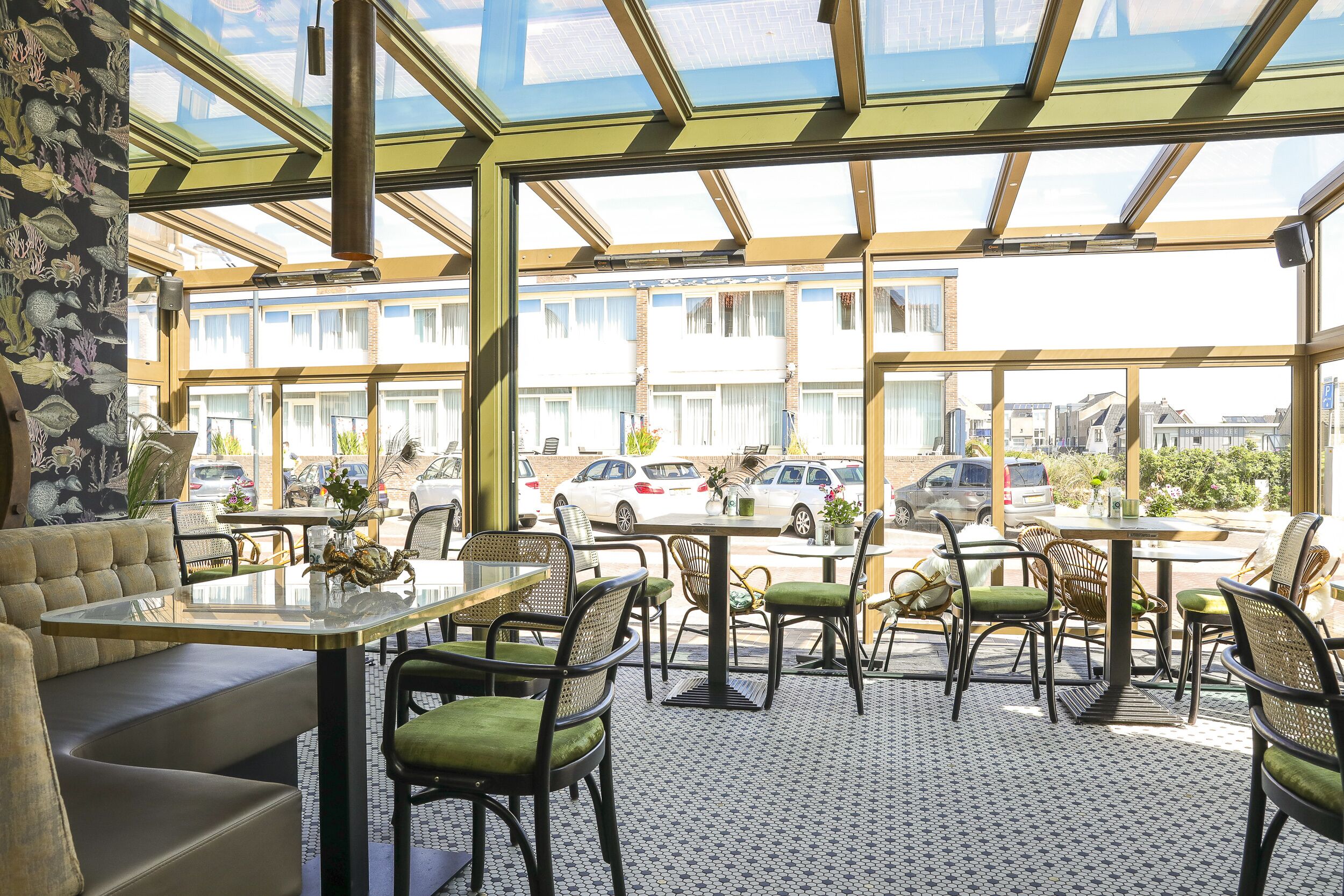 breakfast, lunch and dinner served