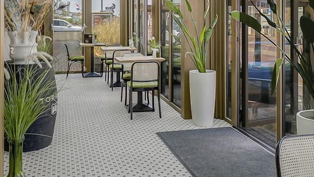 朝食、ランチ、ディナーに営業