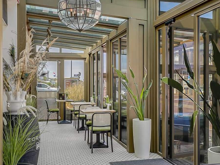 Phục vụ bữa sáng, bữa trưa và bữa tối