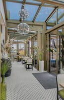 供应早餐、午餐和晚餐