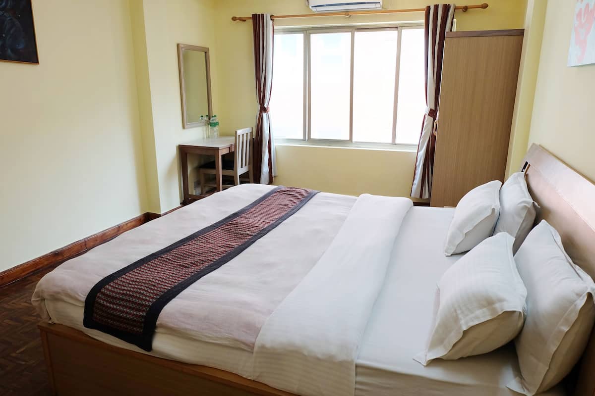 Habitación doble Deluxe, 1 cama matrimonial | 1 habitación, escritorio, insonorización y camas extra