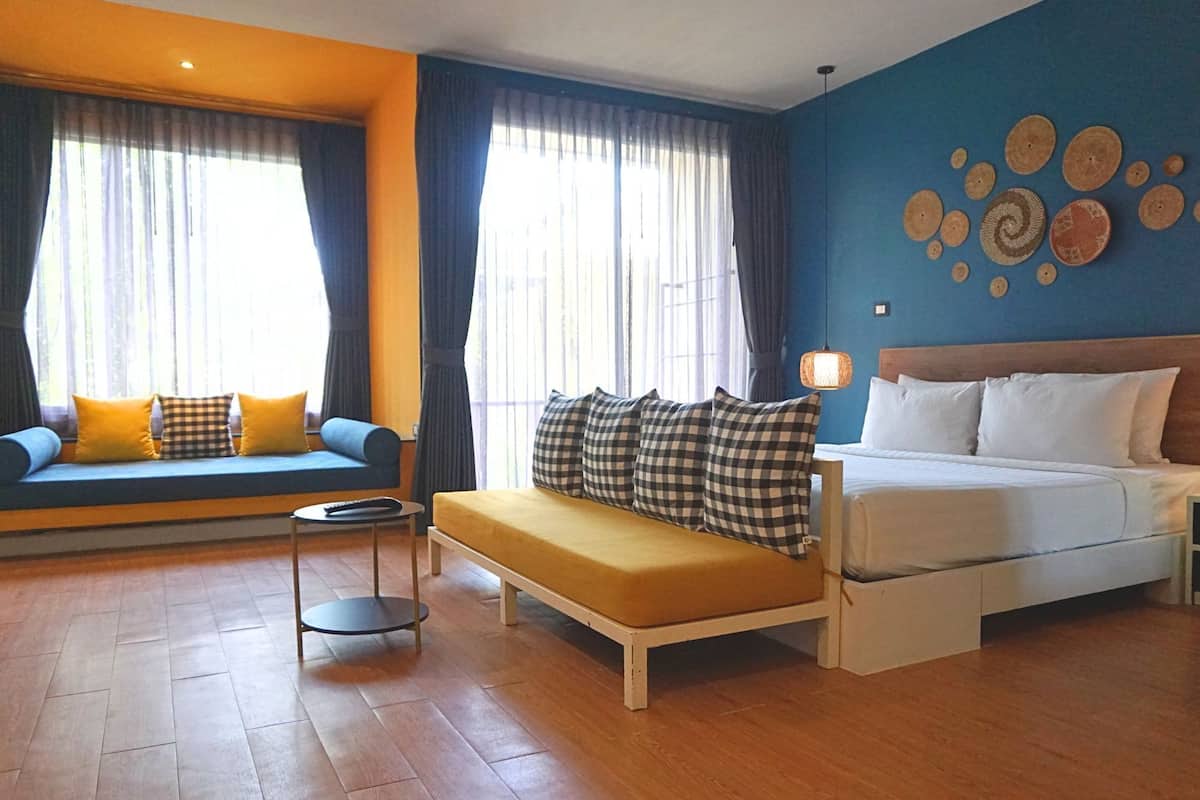 Deluxe King Garden View | 1 bedroom, in-room safe, desk, free WiFi
