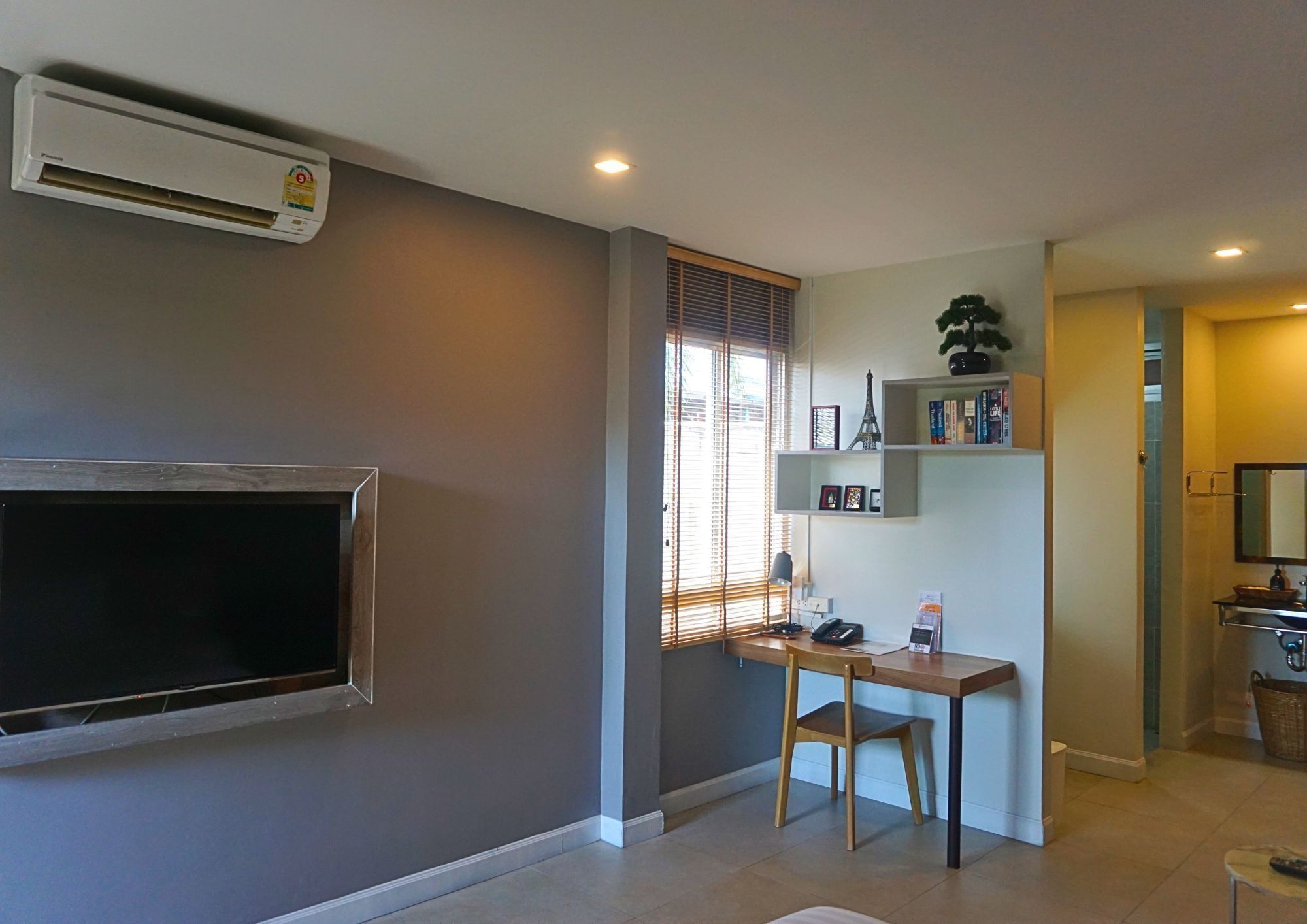 studio king garden view | living area | 32-inch lcd tv with satellite channels, tv