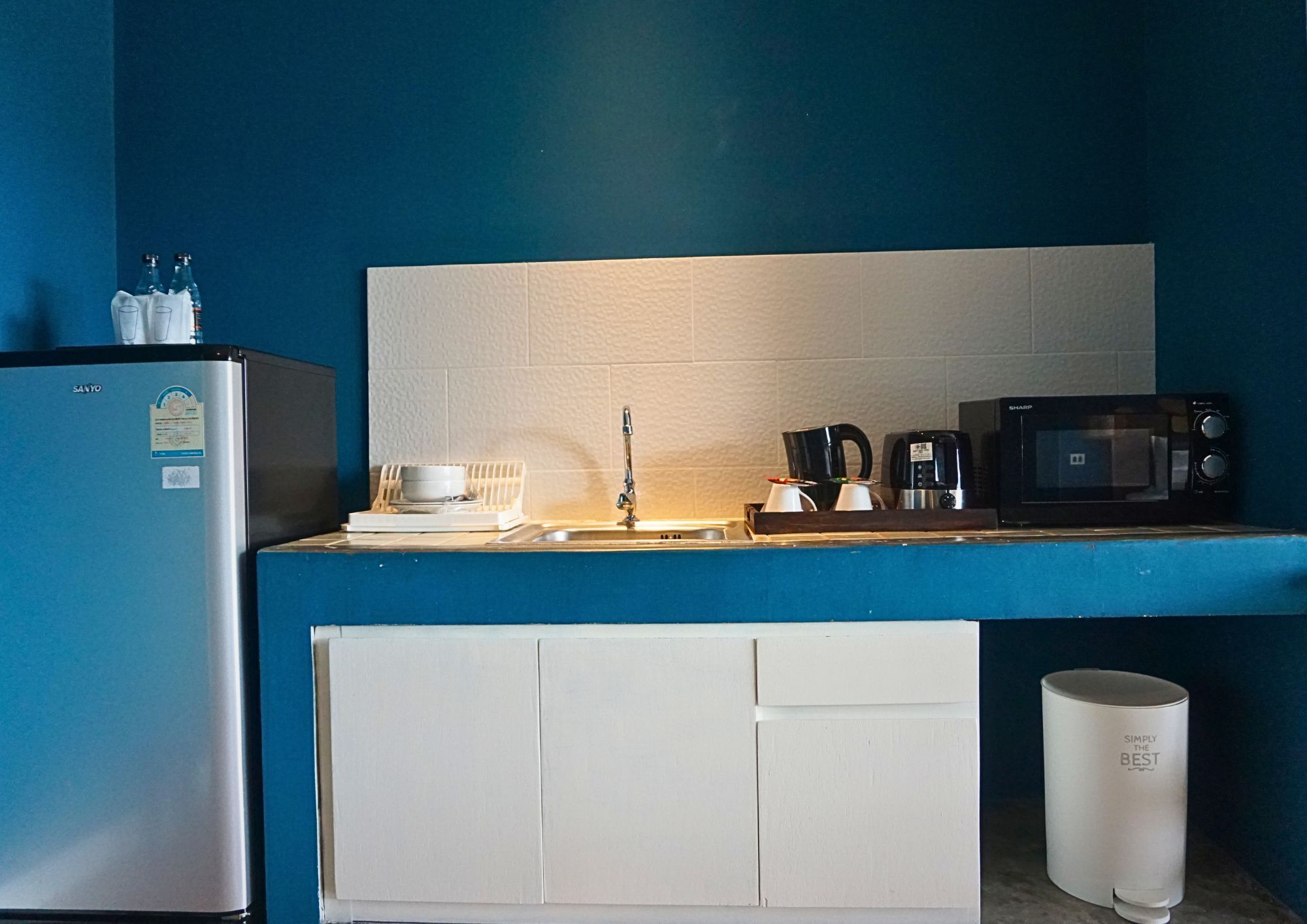 deluxe king pool view | private kitchen | fridge, microwave, coffee/tea maker, cookware/dishes/utensils