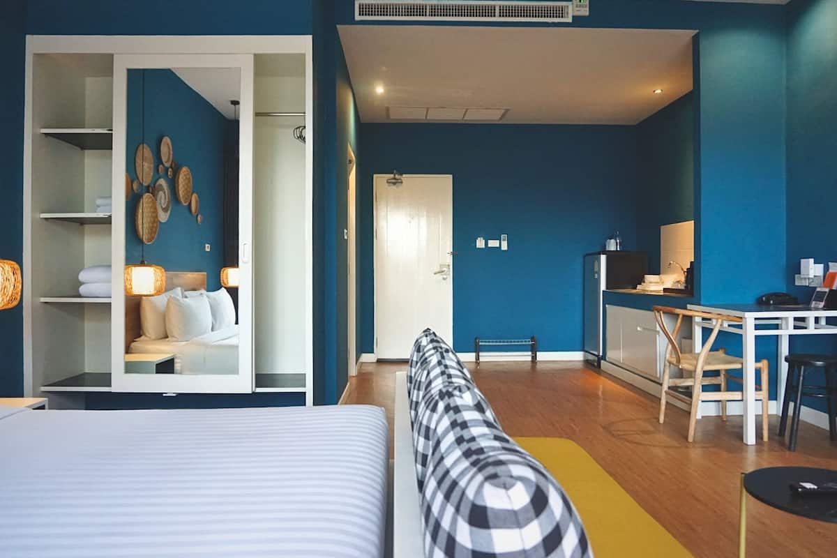 deluxe king pool view | living area | 32-inch lcd tv with satellite channels, tv