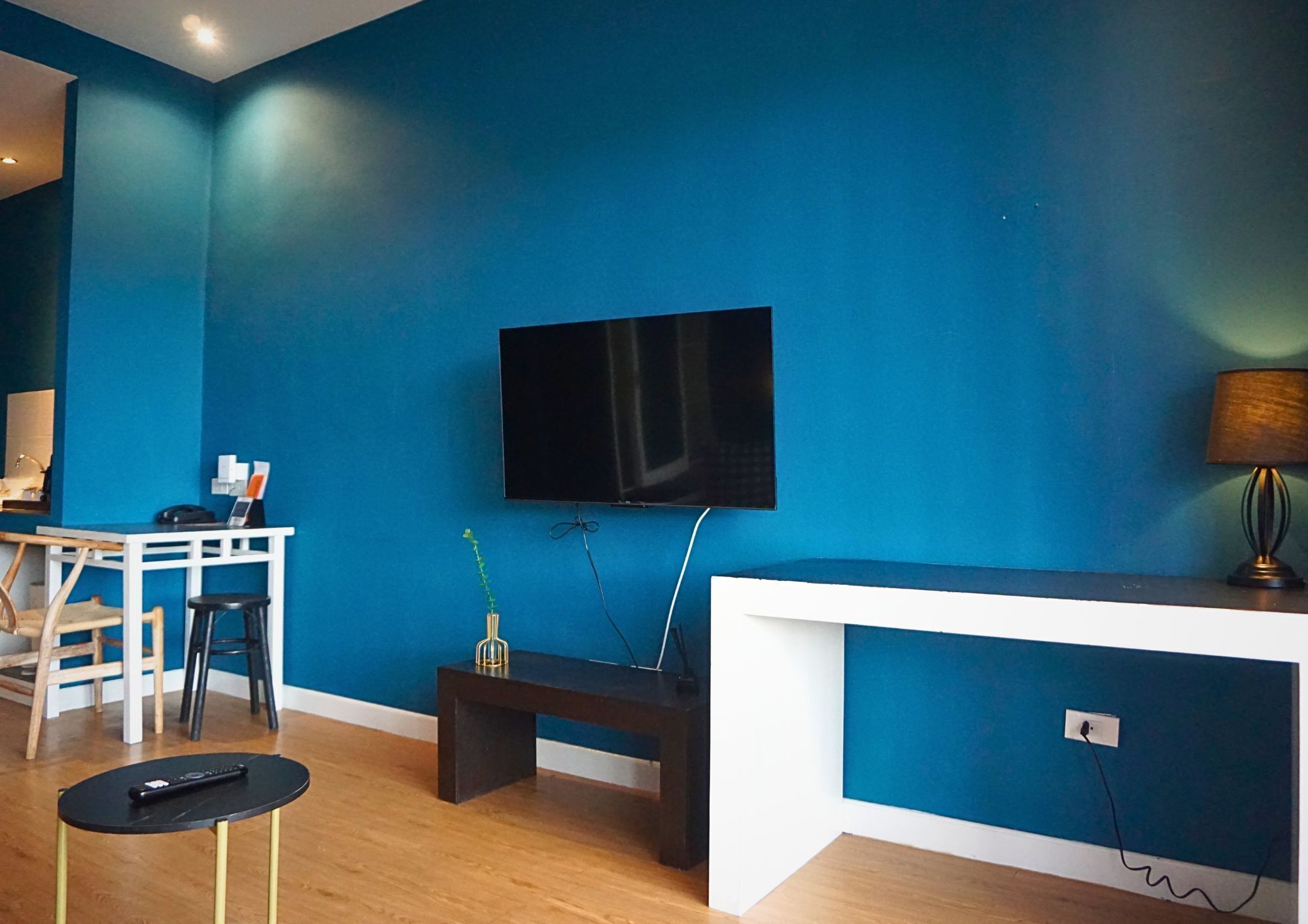 deluxe king pool view | living area | 32-inch lcd tv with satellite channels, tv