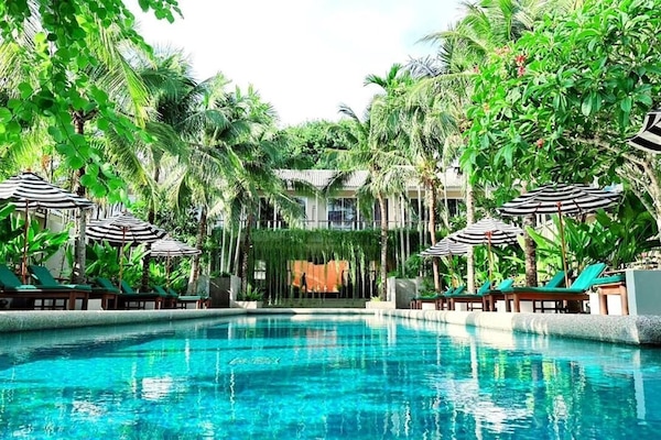 Outdoor pool, pool umbrellas, sun loungers