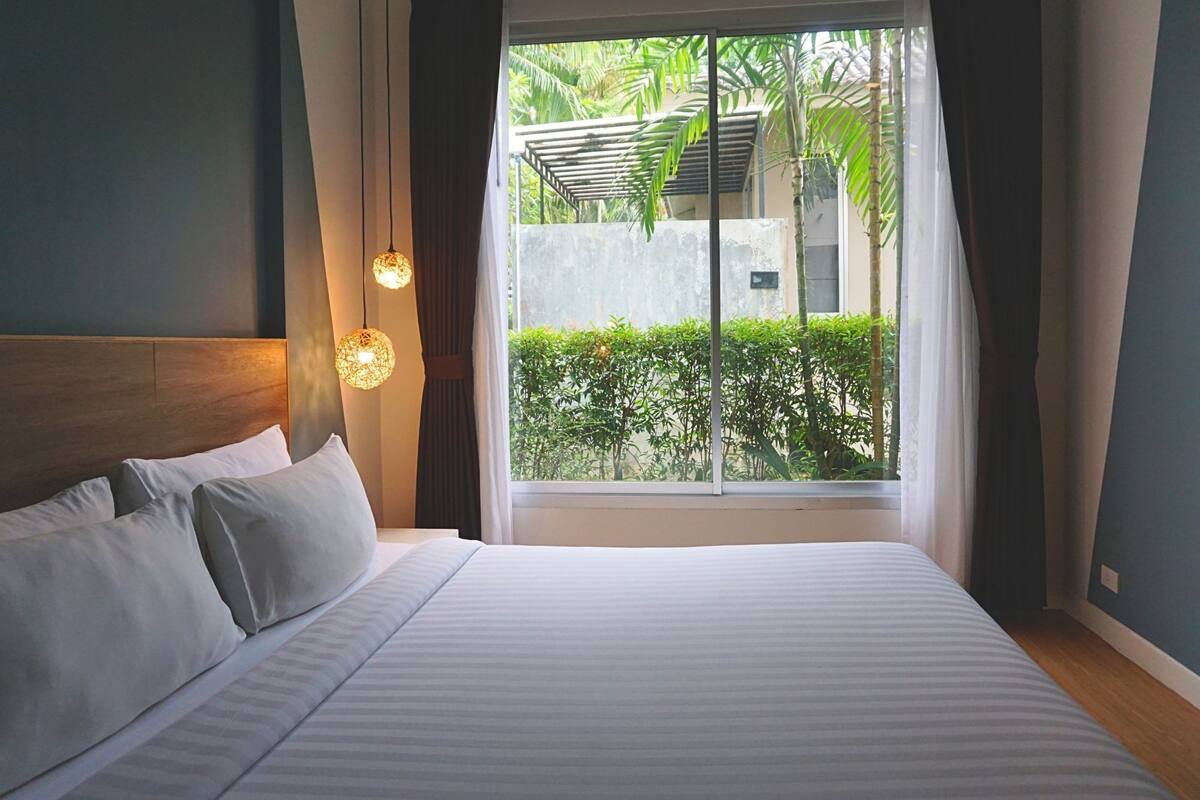 one bedroom villa pool view | in-room safe, desk, free wifi, bed sheets