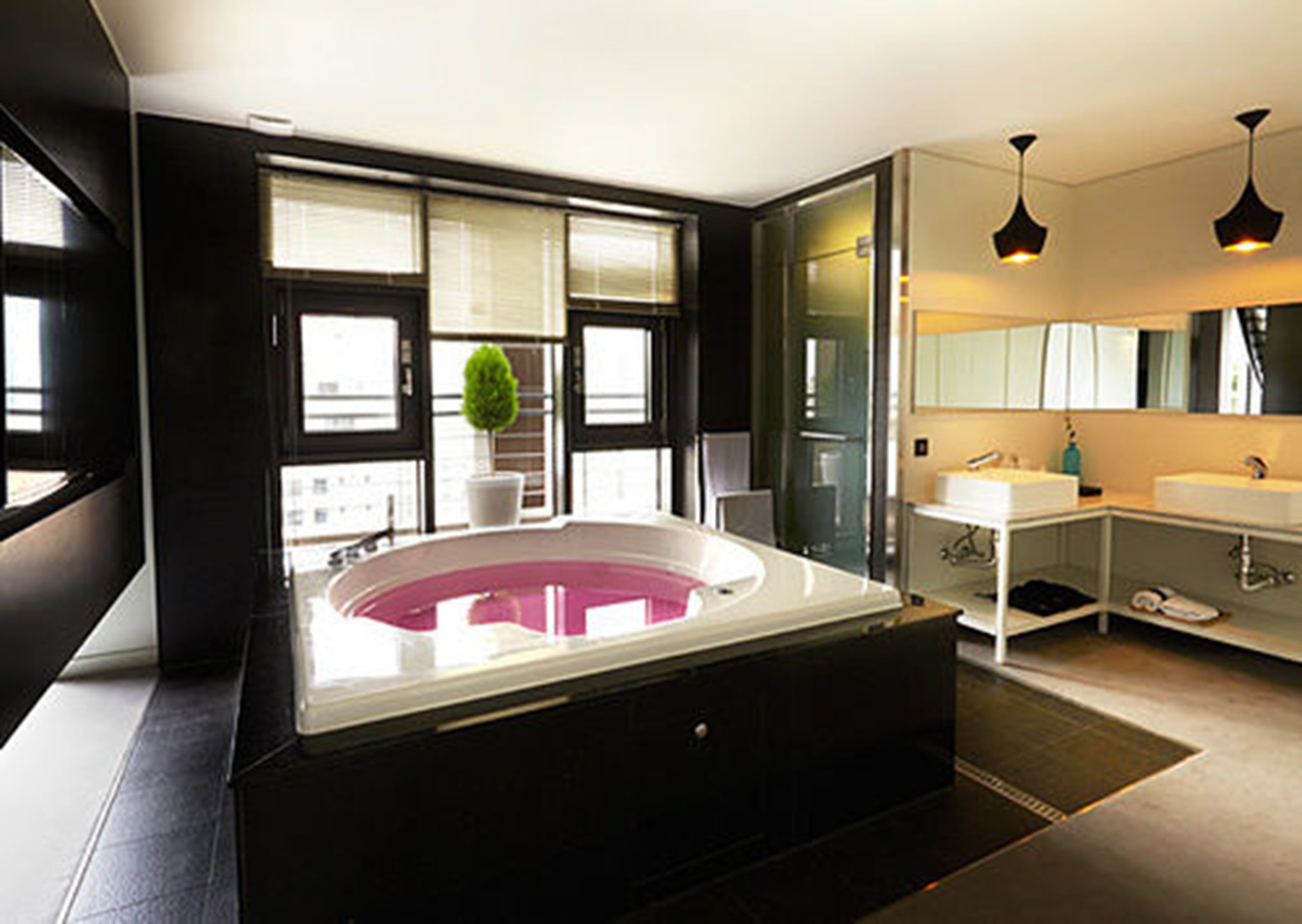 royal suite | jetted bathtub
