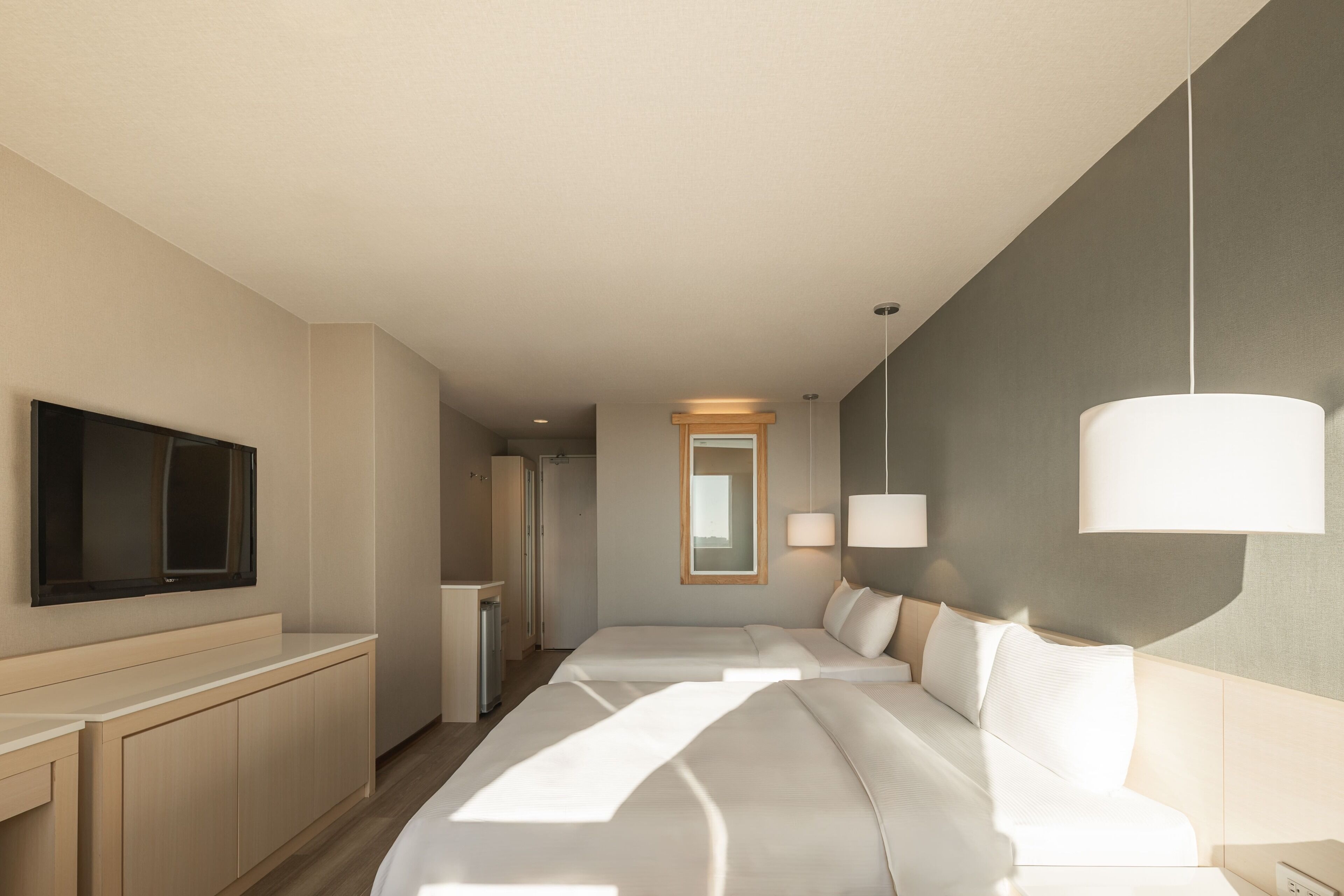 디럭스 쿼드룸 | 거실 공간 | 케이블 채널 시청이 가능한 42인치 평면 TV, TV, DVD 플레이어