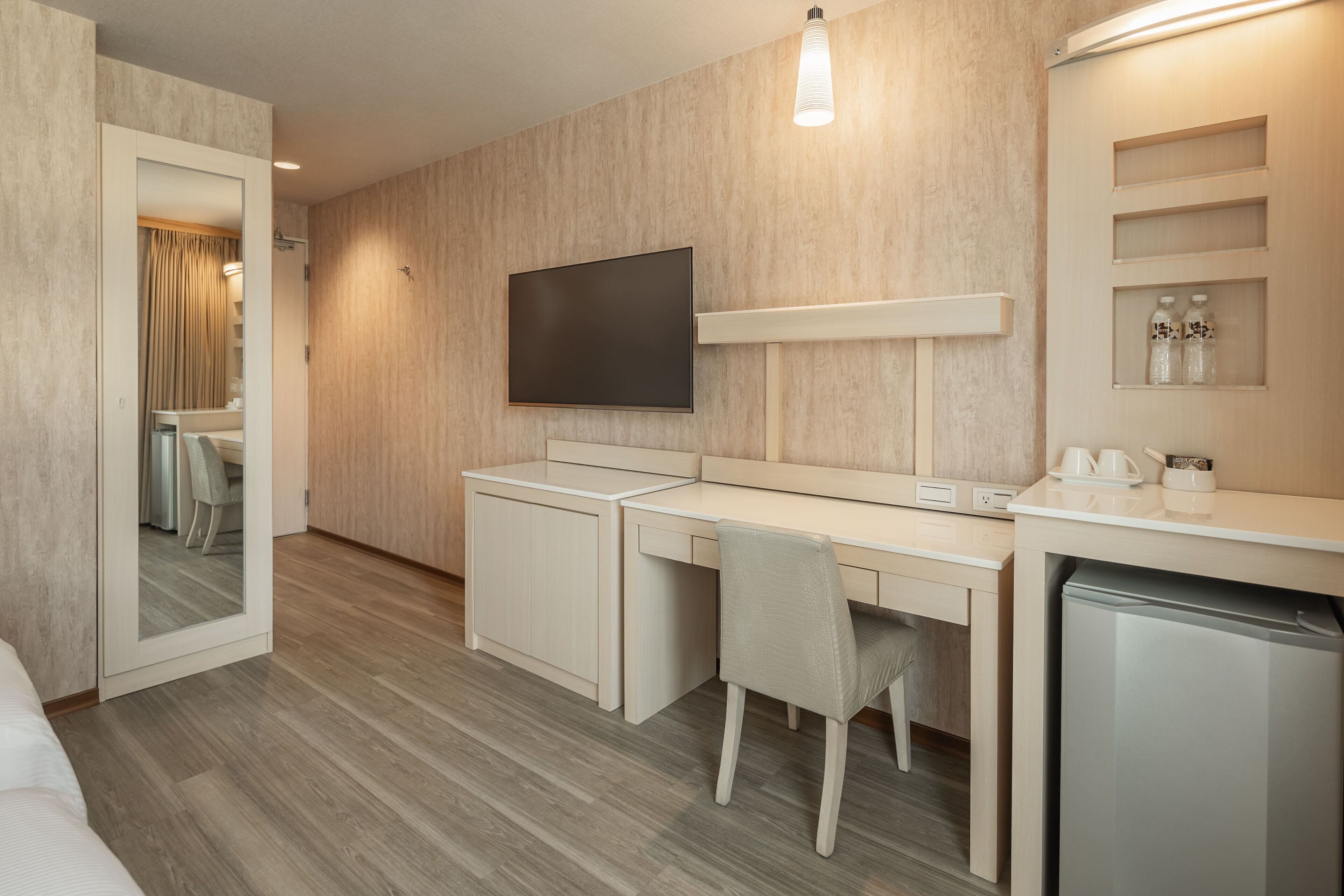 business twin room, 2 single beds | living area | 42-inch flat-screen tv with cable channels, tv, dvd player