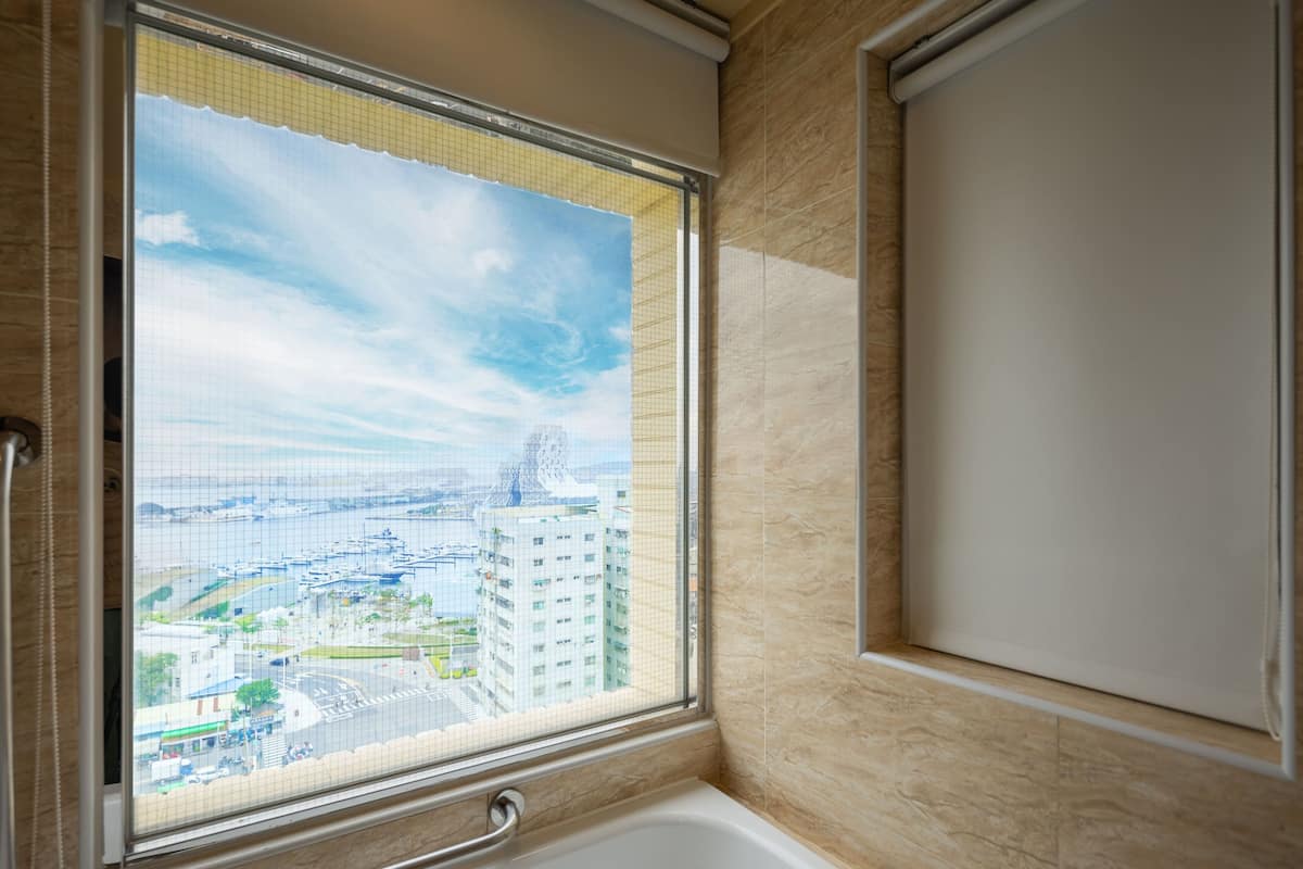 business room, 1 double bed, harbour view | premium bedding, down duvets, pillow-top beds, individually decorated