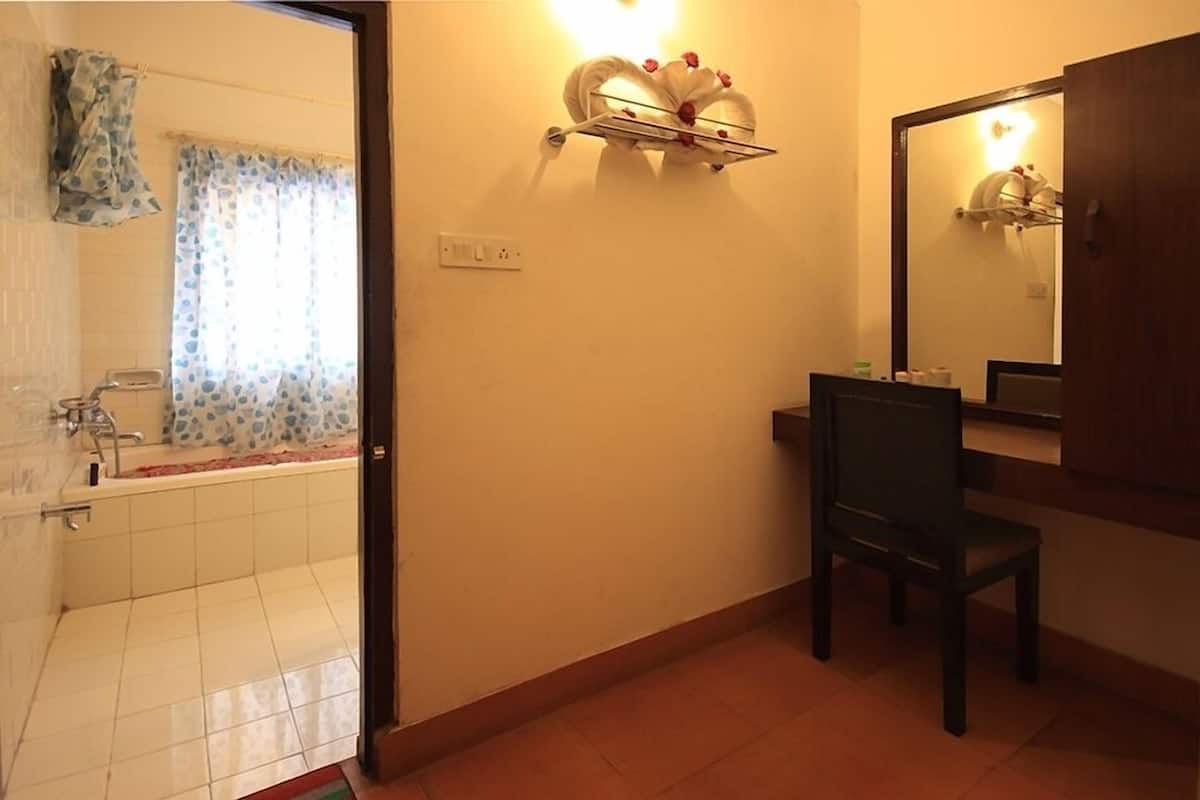 Minibar, rollaway beds, free WiFi