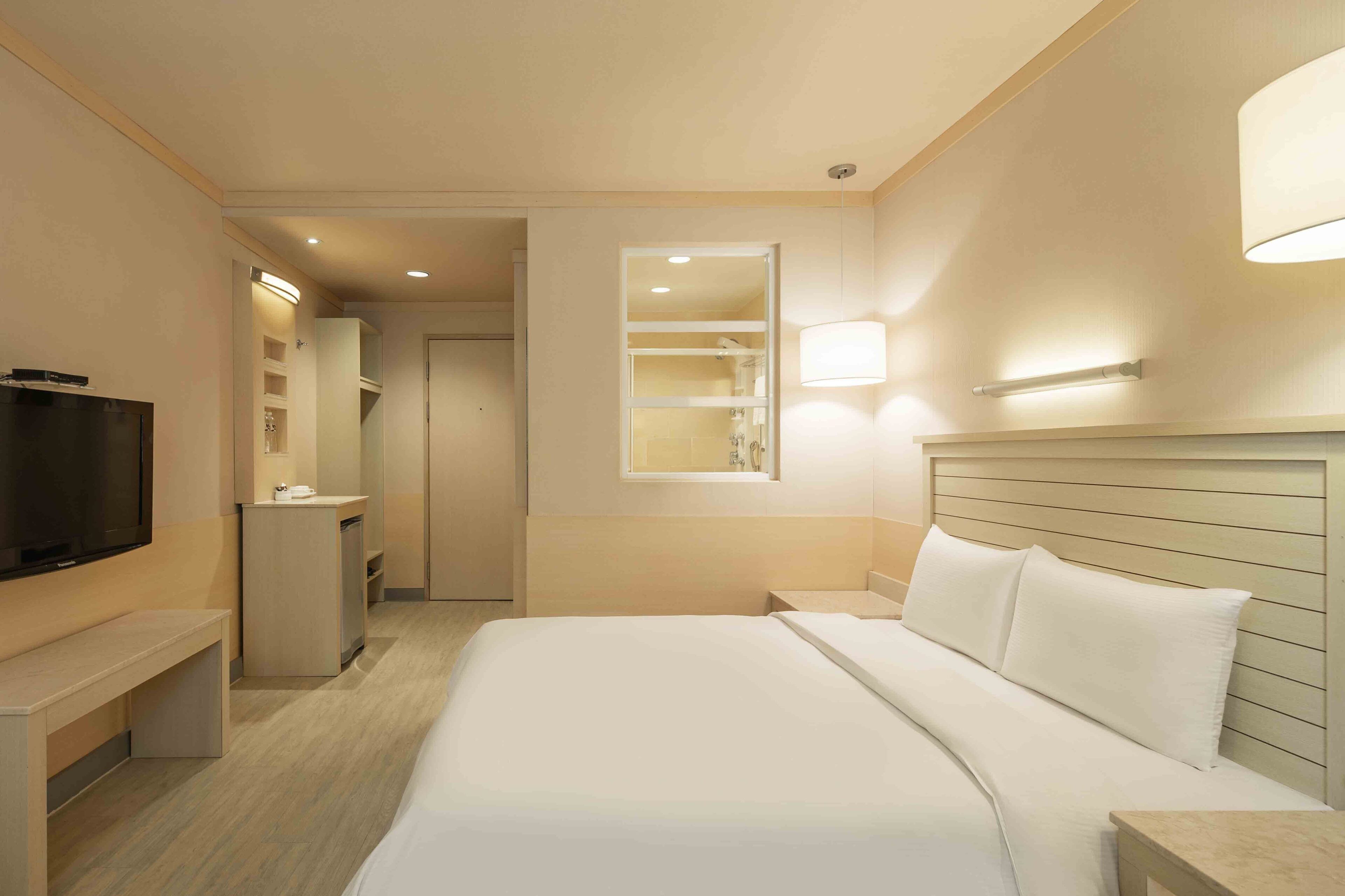 elite double room | living area | 32-inch lcd tv with cable channels, tv