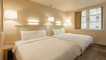 Comfort Quadruple Room | Desk, soundproofing, free cots/infant beds, free wired Internet
