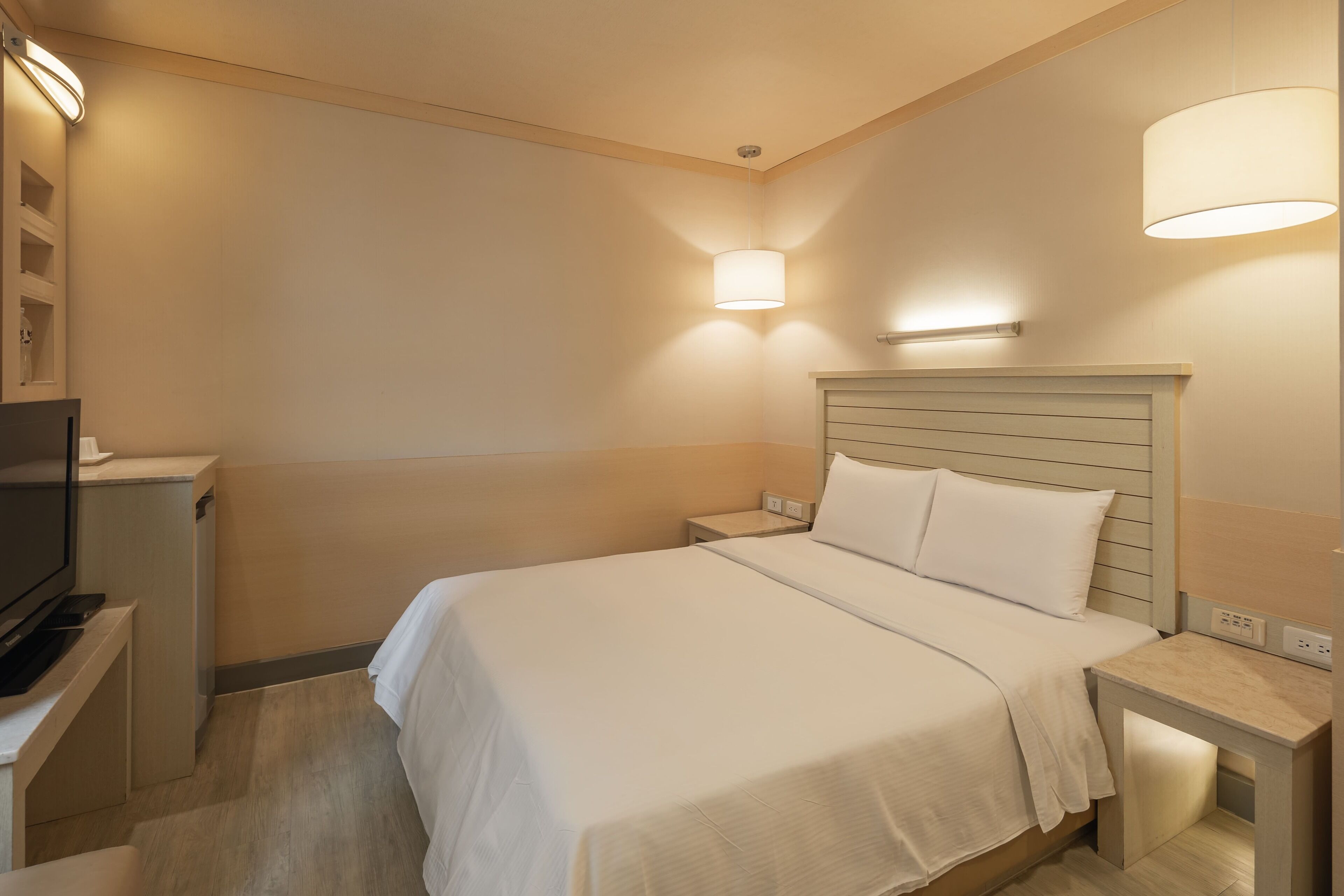 business double room | desk, soundproofing, free cots/infant beds, free wired internet