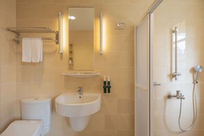 Suihku, ilmaiset hygieniatuotteet, hiustenkuivaaja, tohvelit