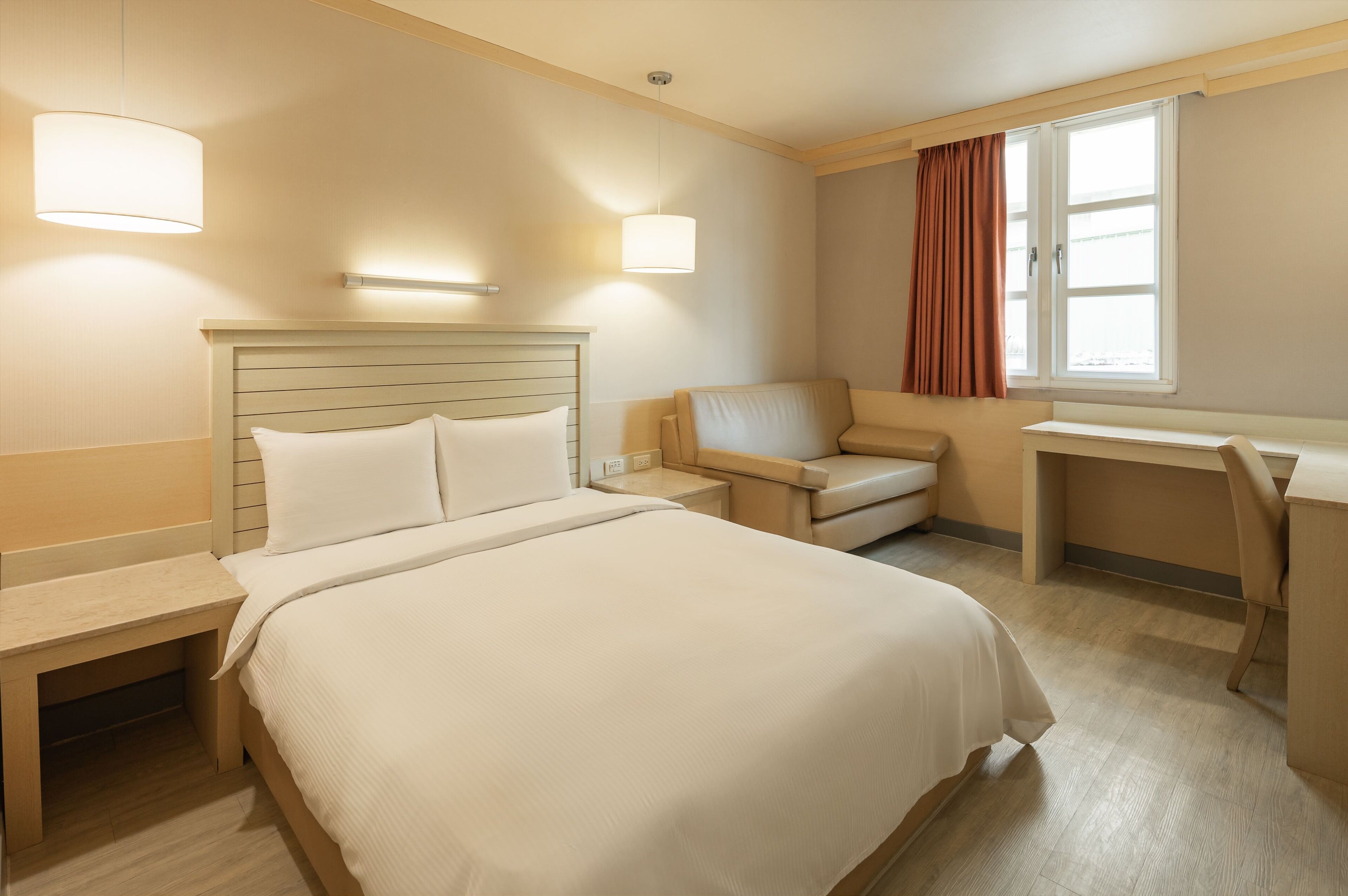 elite double room | desk, soundproofing, free cots/infant beds, free wired internet