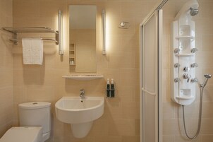Ducha, artículos de tocador gratuitos, secador de pelo, pantuflas