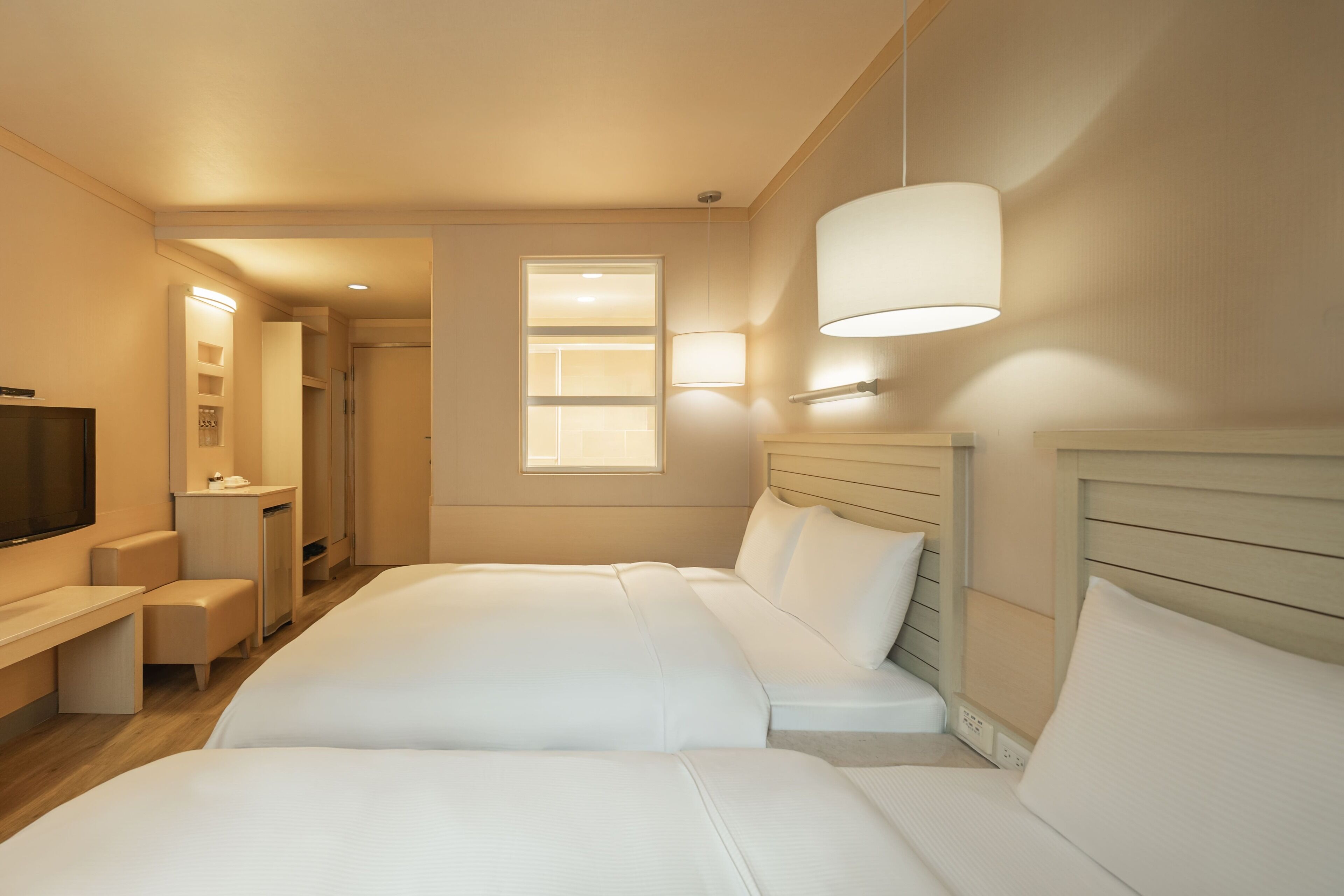 Comfort Quadruple Room | Desk, soundproofing, free cribs/infant beds, free wired internet