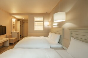 Comfort Quadruple Room | Desk, soundproofing, free cribs/infant beds, free wired internet - Kindness Hotel Liouhe Night Market Zhongzhen (Kaohsiung)