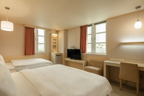 Chambre triple Deluxe | Aire de séjour | Téléviseur ACL de 32 po avec télévision par câble, téléviseur