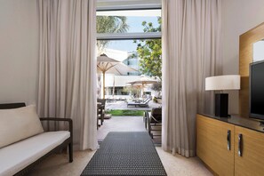 屋外プール、営業時間 8:00 ~ 18:00、カバナ (有料)、プール パラソル