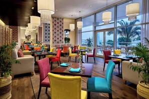 3 ravintolaa, joissa tarjoillaan aamiainen ja lounas; Välimeren keittiö 