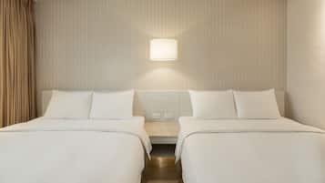Habitación cuádruple, 2 camas dobles | Escritorio, cortinas opacas, sistema de insonorización y wifi gratis
