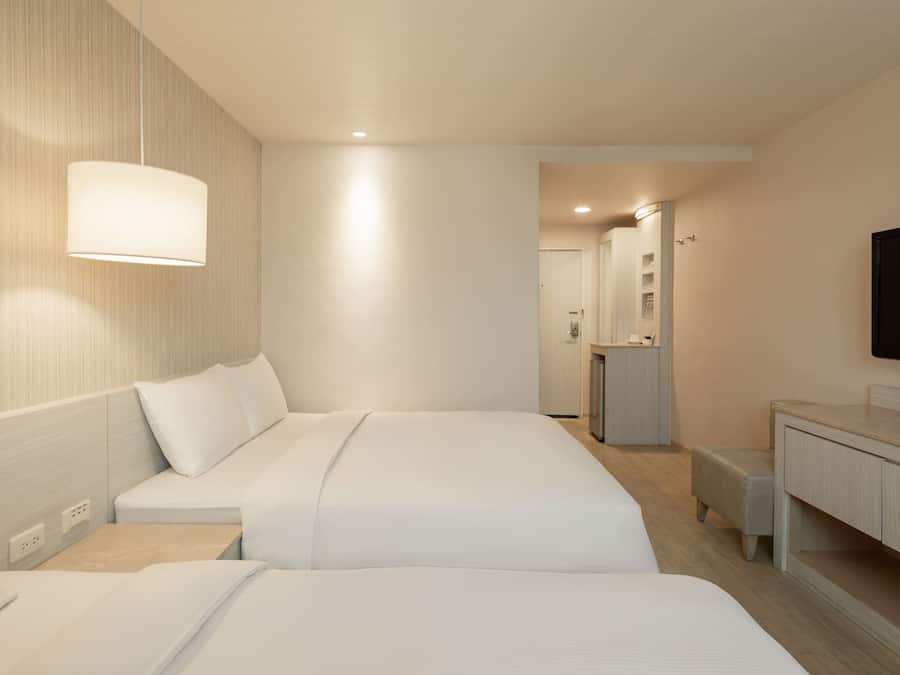 Quarto quádruplo, 2 camas de casal | Área de estar | TV LED 37 polegadas com canais a cabo, TV, DVD player