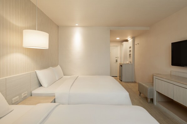 Habitación cuádruple, 2 camas dobles | Zona de estar | Televisión LED de 37 pulgadas con canales por cable, una televisión