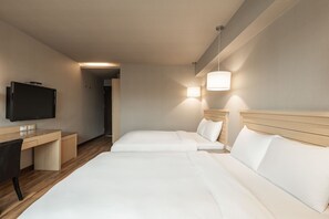 Deluxe kamer, 2 tweepersoonsbedden | Woonruimte | Een 42-inch ledtelevisie met kabelzenders en televisie