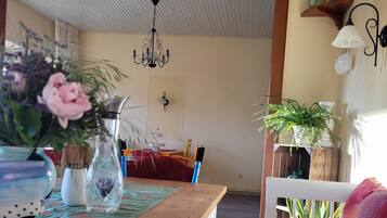 Petit déjeuner continental (18 EUR par personne)