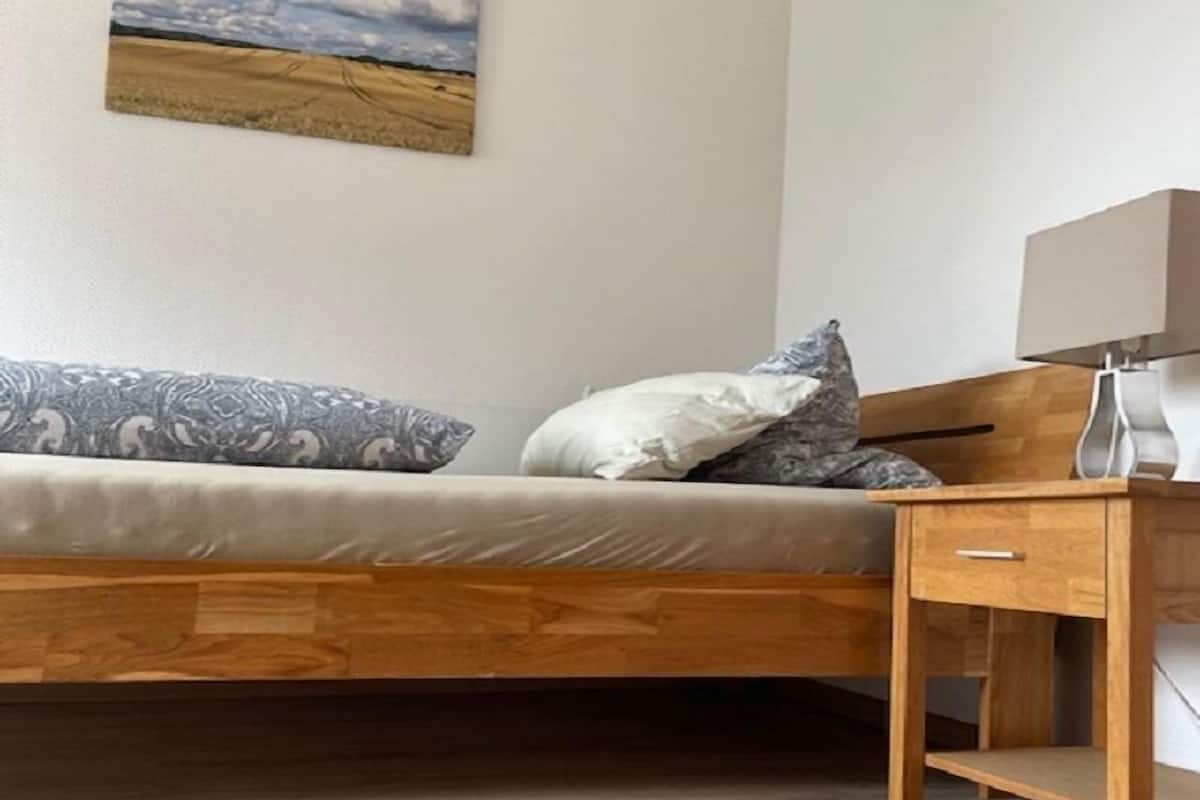 Eenpersoonskamer | Luxe beddengoed, een bureau, een laptopwerkplek