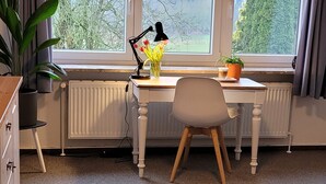 舒適套房, 花園景觀 | 高級寢具、書桌、筆電工作空間、遮光布/窗簾