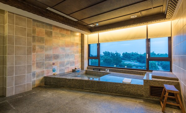 Deluxe Twin Room | Bathroom | Separate tub and shower, spring water tub, free toiletries, hair dryer