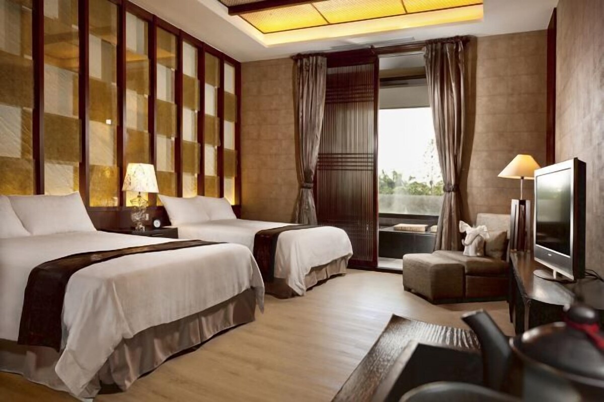 Minibar, in-room safe, soundproofing, WiFi (free)