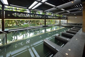 Seasonal outdoor pool, pool umbrellas, sun loungers - Spring Hill Resort (Kaohsiung)