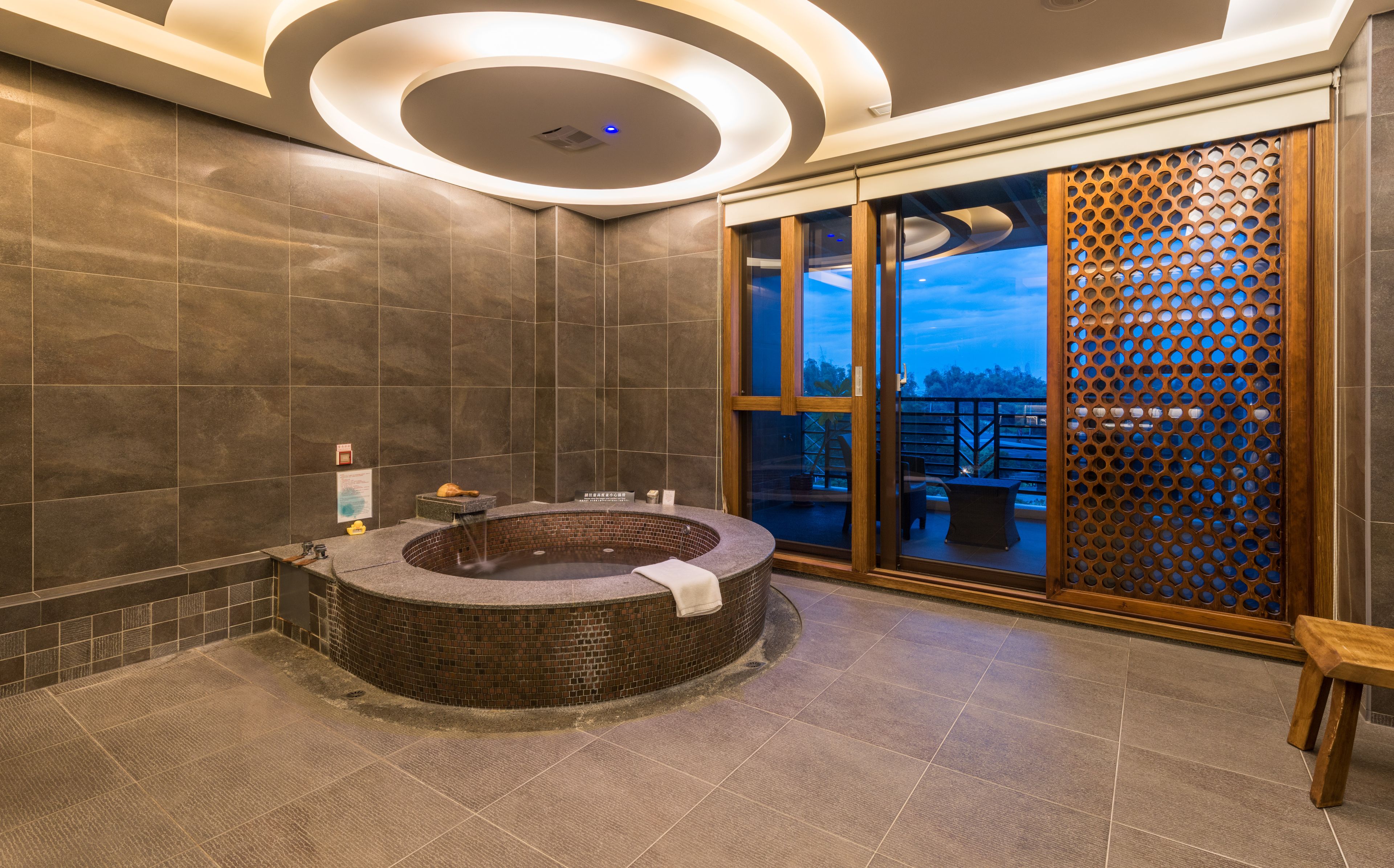 华丽双人房 | 浴室 | 独立的浴缸和淋浴、泉水浴缸、免费洗浴用品、吹风机