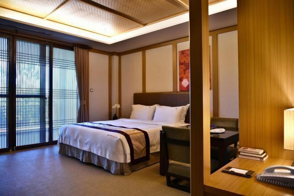 Minibar, in-room safe, soundproofing, WiFi (free)