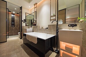 Business kamer, 1 kingsize bed | Badkamer | Een bad/douchecombinatie, een diep bad, gratis toiletartikelen