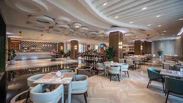 2 restaurants servant le petit déjeuner, spécialités Cuisine chinoise