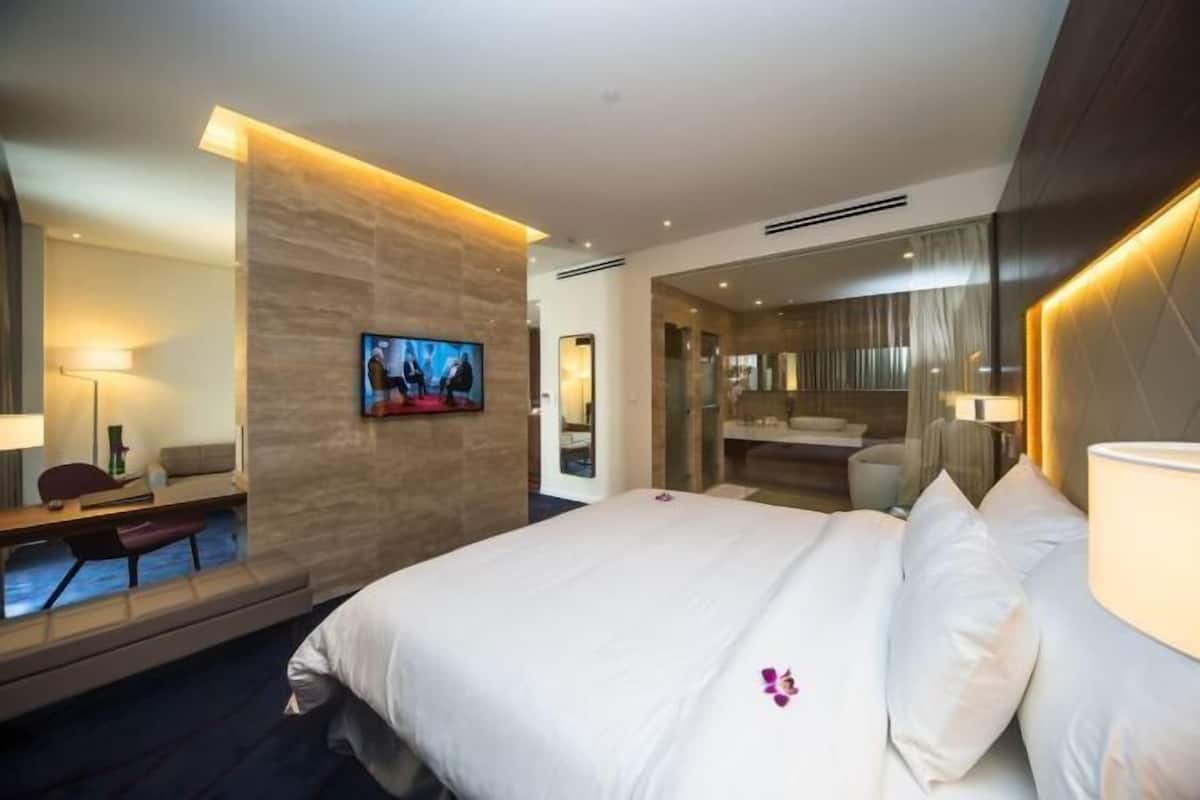 Minibar, in-room safe, desk, iron/ironing board